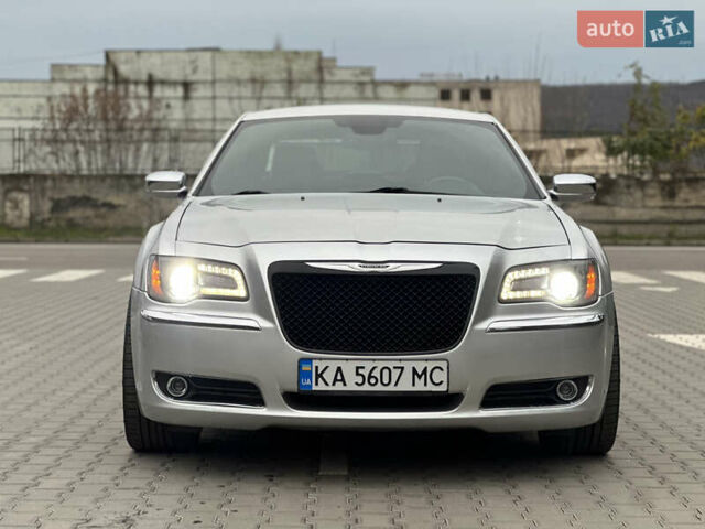 Серый Крайслер 300C, объемом двигателя 5.65 л и пробегом 161 тыс. км за 14800 $, фото 1 на Automoto.ua