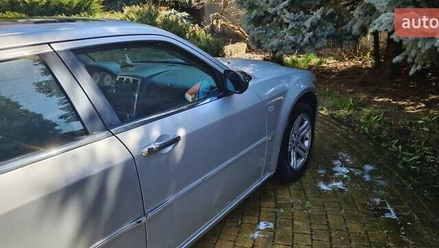 Серый Крайслер 300C, объемом двигателя 3.5 л и пробегом 137 тыс. км за 6500 $, фото 1 на Automoto.ua