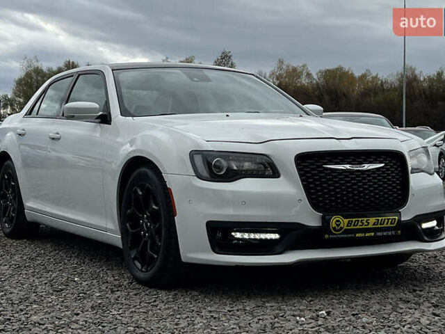 Белый Крайслер 300 S, объемом двигателя 3.6 л и пробегом 166 тыс. км за 13500 $, фото 1 на Automoto.ua