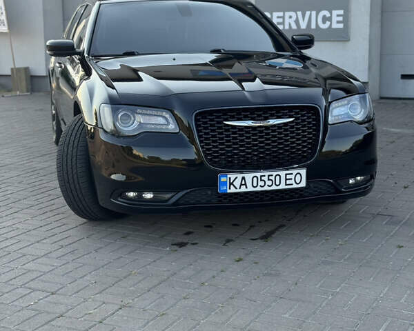 Черный Крайслер 300 S, объемом двигателя 3.6 л и пробегом 175 тыс. км за 14599 $, фото 1 на Automoto.ua