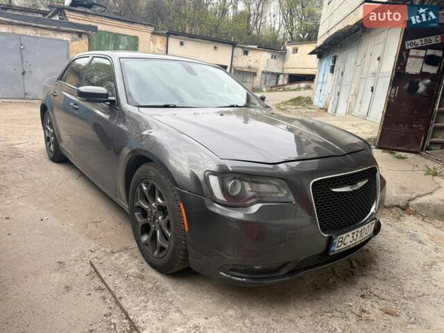 Серый Крайслер 300 S, объемом двигателя 3.6 л и пробегом 221 тыс. км за 10000 $, фото 1 на Automoto.ua