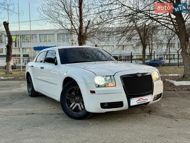Белый Крайслер 300, объемом двигателя 3.52 л и пробегом 250 тыс. км за 9990 $, фото 1 на Automoto.ua