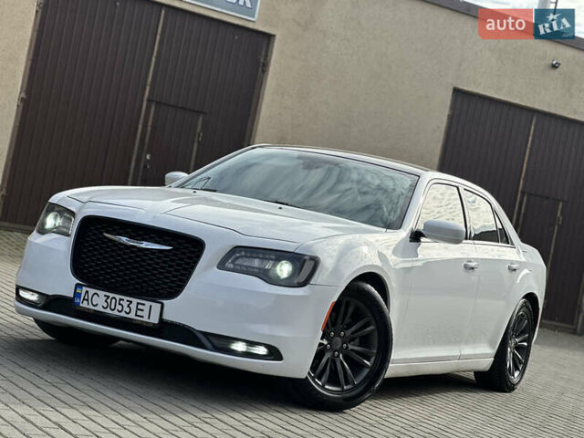 Крайслер 300 2017 у Володимир-Волинський на Automoto.ua Білий Крайслер 300, об'ємом двигуна 3.6 л та пробігом 184 тис. км за 12999 $, фото 1 на Automoto.ua