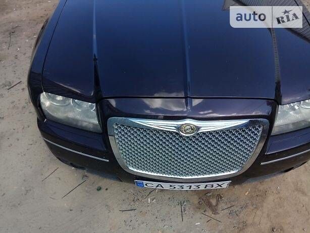 Крайслер 300, объемом двигателя 3.5 л и пробегом 240 тыс. км за 8800 $, фото 1 на Automoto.ua