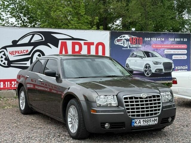 Серый Крайслер 300, объемом двигателя 2.74 л и пробегом 212 тыс. км за 7700 $, фото 1 на Automoto.ua
