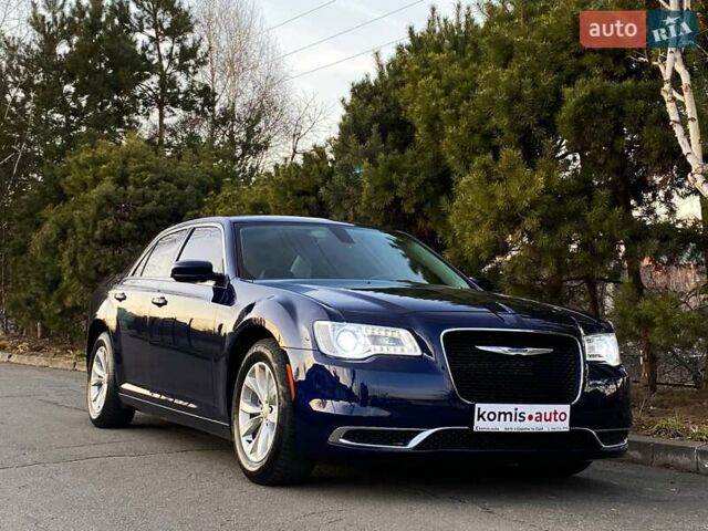 Крайслер 300 2016 в Хмельницком на Automoto.ua Синий Крайслер 300, объемом двигателя 3.6 л и пробегом 177 тыс. км за 12999 $, фото 1 на Automoto.ua