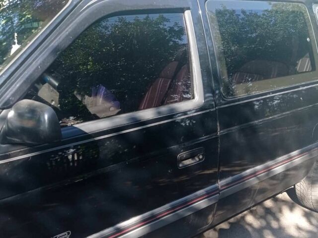 Черный Крайслер Другая, объемом двигателя 3.3 л и пробегом 350 тыс. км за 3004 $, фото 1 на Automoto.ua