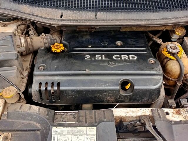 Белый Крайслер Гранд Вояджер, объемом двигателя 2.5 л и пробегом 320 тыс. км за 4500 $, фото 1 на Automoto.ua