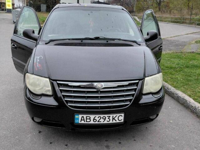 Черный Крайслер Гранд Вояджер, объемом двигателя 2.8 л и пробегом 334 тыс. км за 6000 $, фото 1 на Automoto.ua