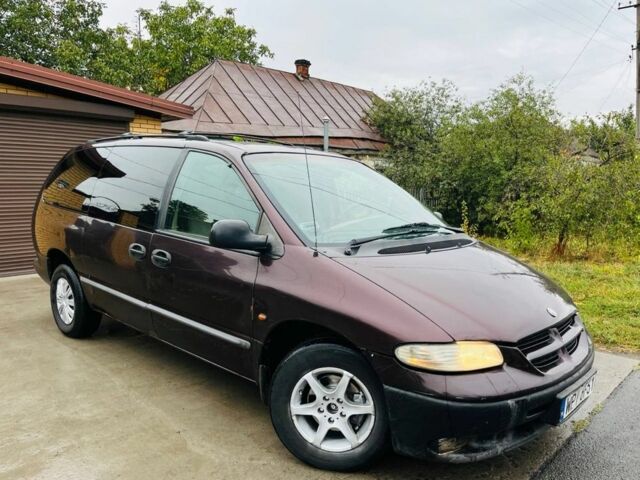 Красный Крайслер Гранд Вояджер, объемом двигателя 2.5 л и пробегом 300 тыс. км за 1870 $, фото 1 на Automoto.ua