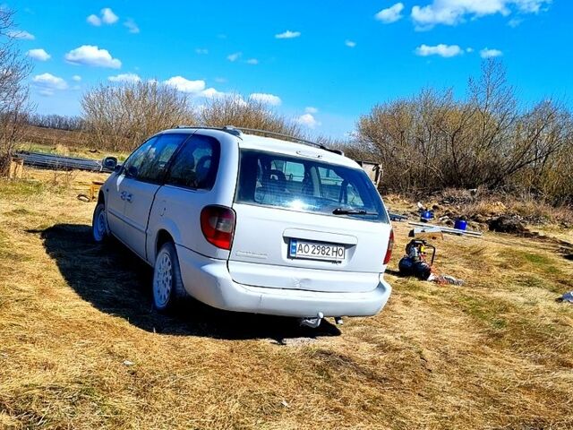 Серый Крайслер Гранд Вояджер, объемом двигателя 2.5 л и пробегом 300 тыс. км за 2000 $, фото 1 на Automoto.ua