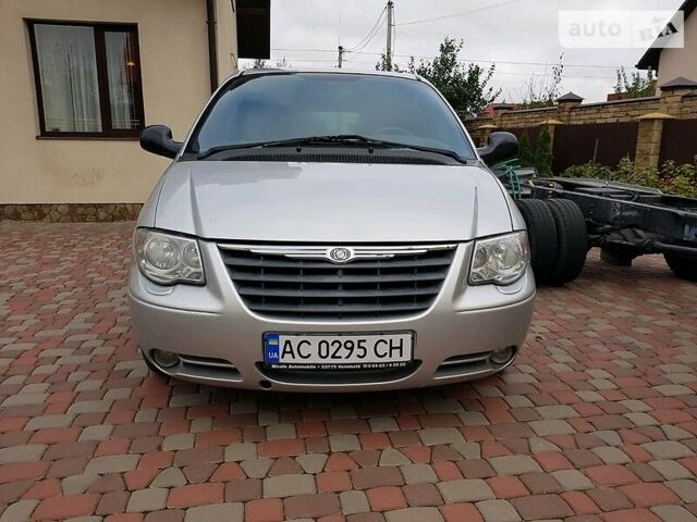 Сірий Крайслер Grand Voyager, об'ємом двигуна 2.8 л та пробігом 229 тис. км за 8200 $, фото 1 на Automoto.ua