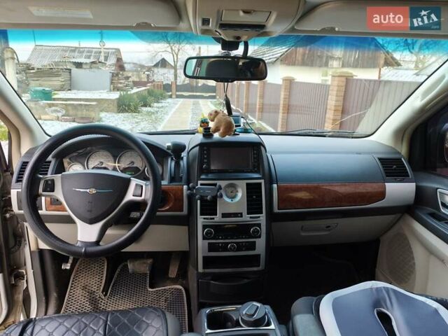 Серый Крайслер Гранд Вояджер, объемом двигателя 2.78 л и пробегом 227 тыс. км за 10000 $, фото 1 на Automoto.ua