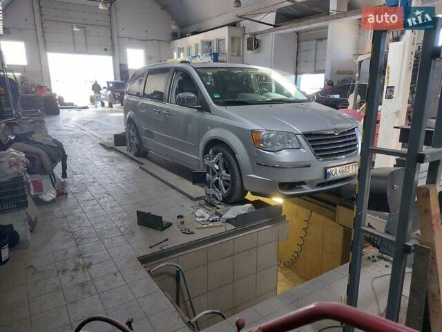 Сірий Крайслер Grand Voyager, об'ємом двигуна 2.78 л та пробігом 200 тис. км за 8000 $, фото 1 на Automoto.ua