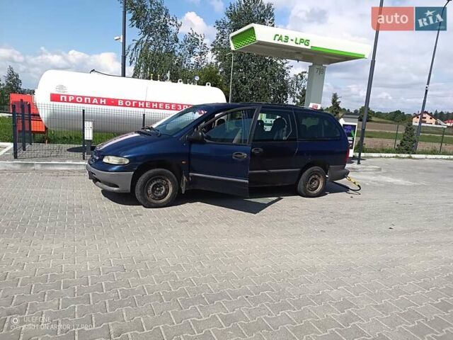 Синій Крайслер Grand Voyager, об'ємом двигуна 2.43 л та пробігом 363 тис. км за 2600 $, фото 1 на Automoto.ua