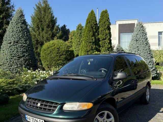 Зелений Крайслер Grand Voyager, об'ємом двигуна 3.3 л та пробігом 200 тис. км за 4500 $, фото 1 на Automoto.ua
