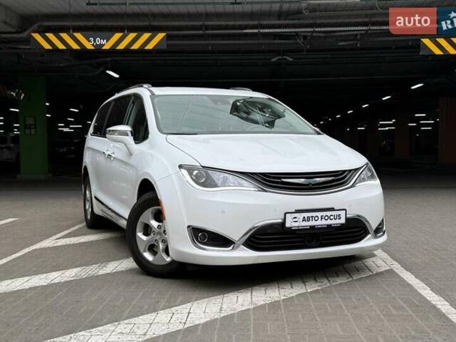 Крайслер Пасифик 2017 в Киеве на Automoto.ua Белый Крайслер Пасифик, объемом двигателя 3.61 л и пробегом 96 тыс. км за 24990 $, фото 1 на Automoto.ua