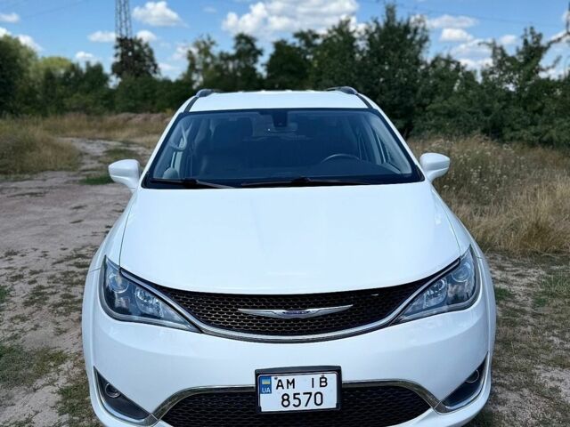 Белый Крайслер Пасифик, объемом двигателя 3.61 л и пробегом 327 тыс. км за 19999 $, фото 1 на Automoto.ua