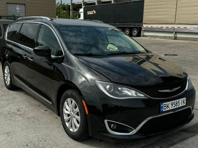 Черный Крайслер Пасифик, объемом двигателя 3.61 л и пробегом 205 тыс. км за 22000 $, фото 1 на Automoto.ua