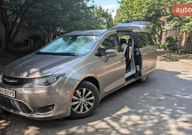 Серый Крайслер Пасифик, объемом двигателя 3.61 л и пробегом 150 тыс. км за 23900 $, фото 1 на Automoto.ua