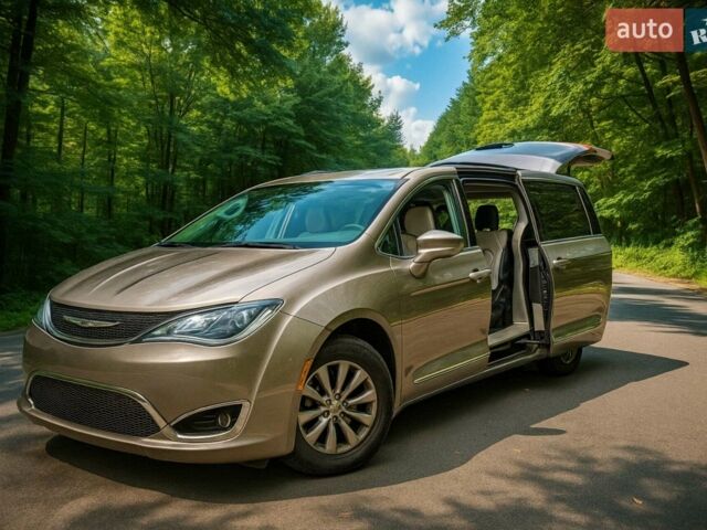 Сірий Крайслер Pacifica, об'ємом двигуна 3.61 л та пробігом 159 тис. км за 22500 $, фото 1 на Automoto.ua