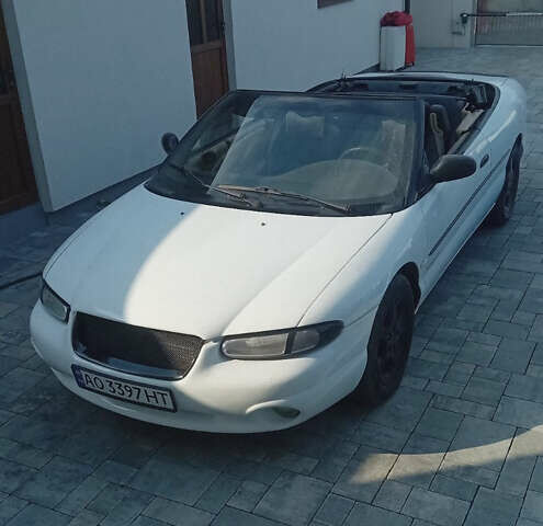 Белый Крайслер Себринг, объемом двигателя 2.5 л и пробегом 276 тыс. км за 3000 $, фото 1 на Automoto.ua