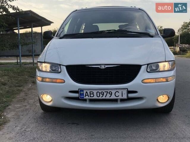 Белый Крайслер Таун Кантри, объемом двигателя 3.8 л и пробегом 250 тыс. км за 5700 $, фото 1 на Automoto.ua