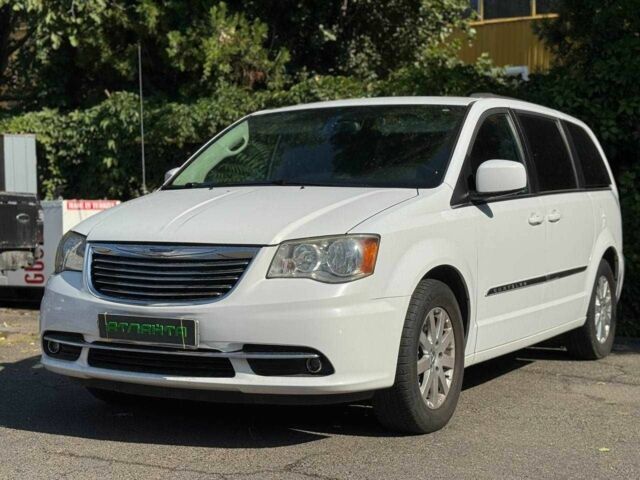 Білий Крайслер Town & Country, об'ємом двигуна 3.6 л та пробігом 340 тис. км за 10900 $, фото 1 на Automoto.ua