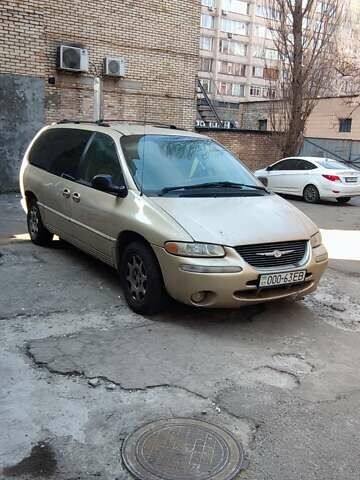Бежевий Крайслер Town & Country, об'ємом двигуна 3.3 л та пробігом 403 тис. км за 3000 $, фото 1 на Automoto.ua