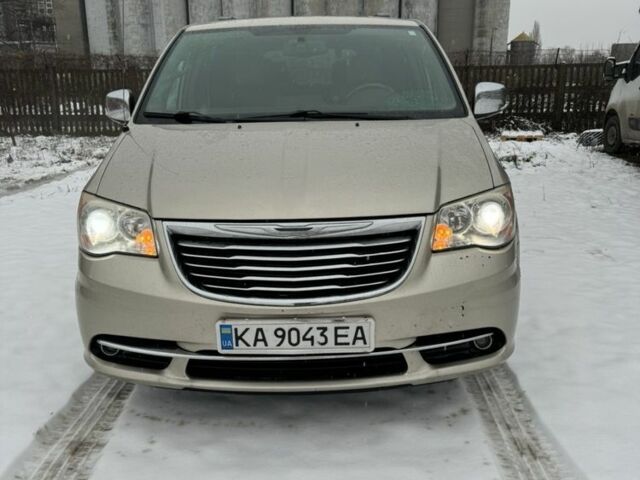 Бежевий Крайслер Town & Country, об'ємом двигуна 3.6 л та пробігом 163 тис. км за 11500 $, фото 1 на Automoto.ua