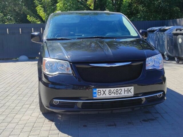 Крайслер Town & Country 2014 у Каменце-Подольском на Automoto.ua Чорний Крайслер Town & Country, об'ємом двигуна 3.6 л та пробігом 223 тис. км за 10800 $, фото 1 на Automoto.ua