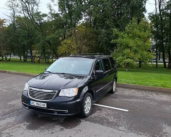 Черный Крайслер Таун Кантри, объемом двигателя 3.6 л и пробегом 300 тыс. км за 11000 $, фото 1 на Automoto.ua