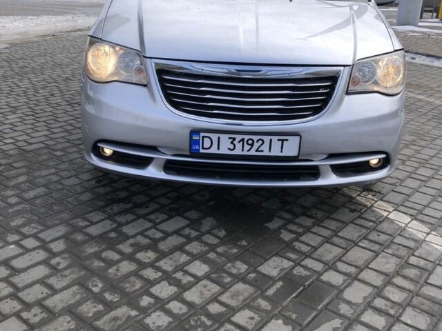 Серый Крайслер Таун Кантри, объемом двигателя 3.6 л и пробегом 167 тыс. км за 10200 $, фото 1 на Automoto.ua