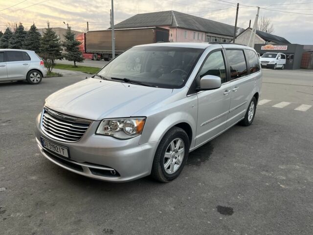 Серый Крайслер Таун Кантри, объемом двигателя 3.6 л и пробегом 265 тыс. км за 8900 $, фото 1 на Automoto.ua