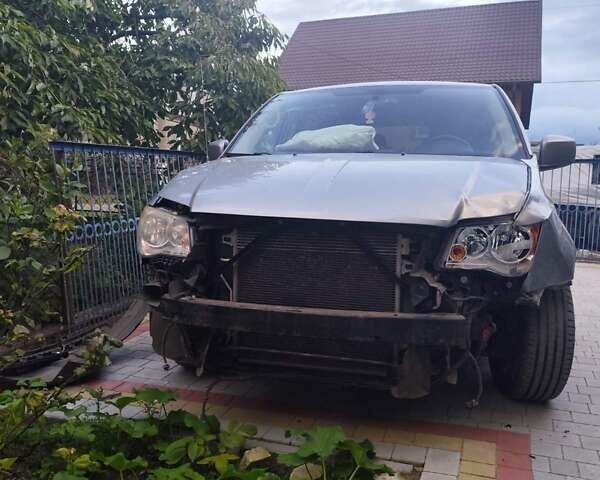 Сірий Крайслер Town & Country, об'ємом двигуна 3.6 л та пробігом 250 тис. км за 11000 $, фото 1 на Automoto.ua