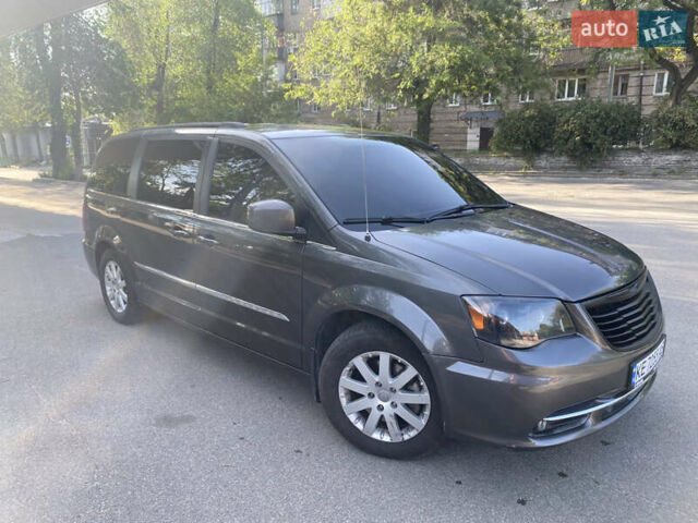 Серый Крайслер Таун Кантри, объемом двигателя 3.6 л и пробегом 196 тыс. км за 12500 $, фото 1 на Automoto.ua