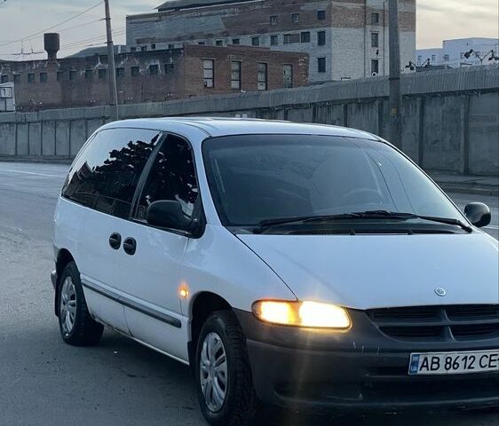 Белый Крайслер Вояджер, объемом двигателя 2.5 л и пробегом 380 тыс. км за 3300 $, фото 1 на Automoto.ua