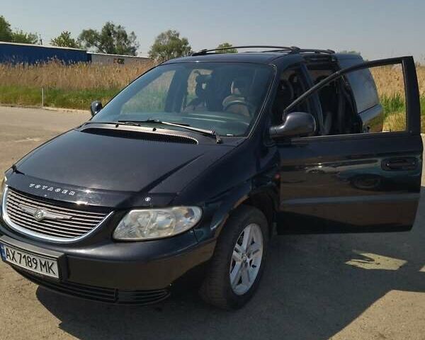 Черный Крайслер Вояджер, объемом двигателя 2.5 л и пробегом 320 тыс. км за 5300 $, фото 1 на Automoto.ua