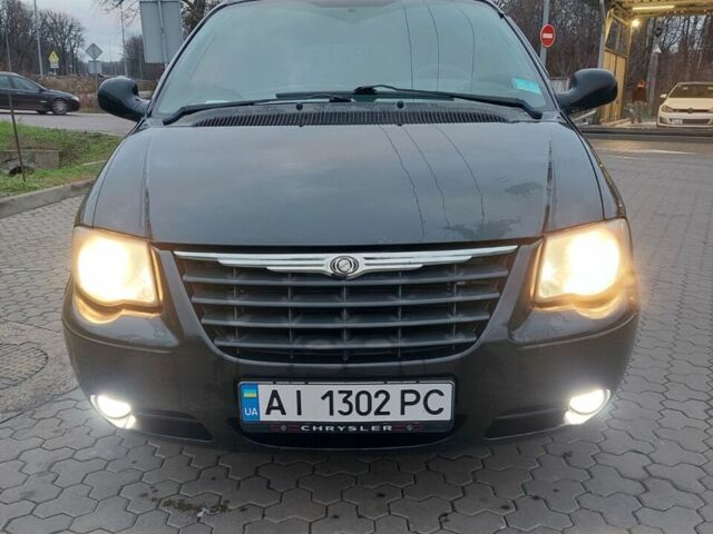 Черный Крайслер Вояджер, объемом двигателя 2.8 л и пробегом 225 тыс. км за 5000 $, фото 1 на Automoto.ua