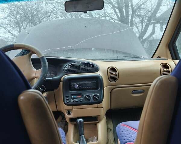 Красный Крайслер Вояджер, объемом двигателя 2.5 л и пробегом 490 тыс. км за 1963 $, фото 1 на Automoto.ua