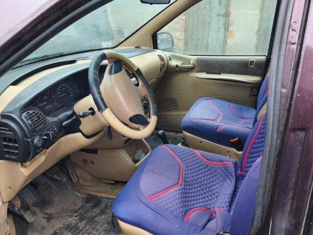 Червоний Крайслер Voyager, об'ємом двигуна 2.5 л та пробігом 490 тис. км за 1963 $, фото 1 на Automoto.ua