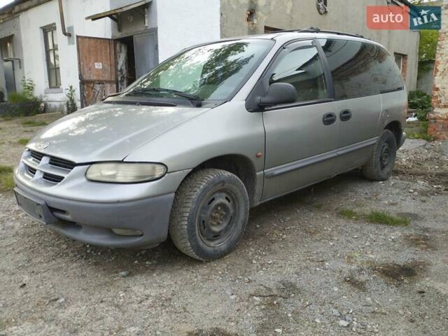 Серый Крайслер Вояджер, объемом двигателя 2.5 л и пробегом 370 тыс. км за 1600 $, фото 1 на Automoto.ua