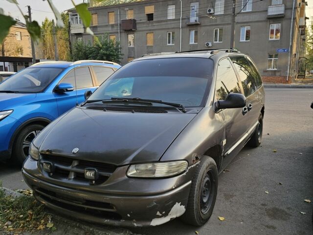 Серый Крайслер Вояджер, объемом двигателя 0 л и пробегом 400 тыс. км за 2172 $, фото 1 на Automoto.ua