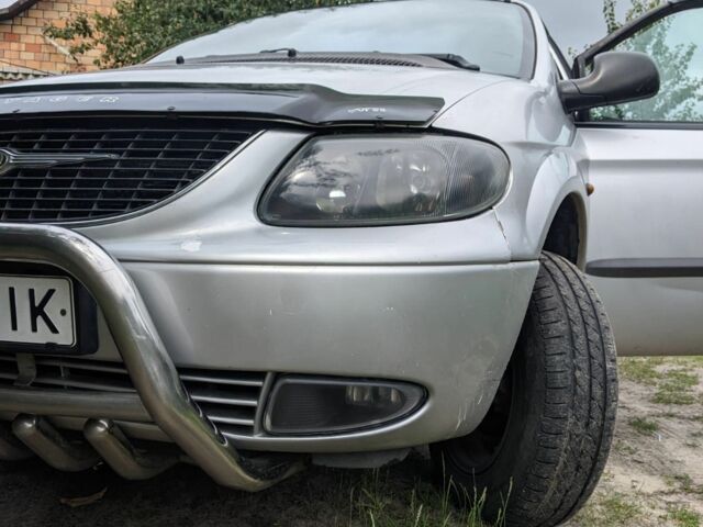 Серый Крайслер Вояджер, объемом двигателя 2.5 л и пробегом 295 тыс. км за 3542 $, фото 1 на Automoto.ua