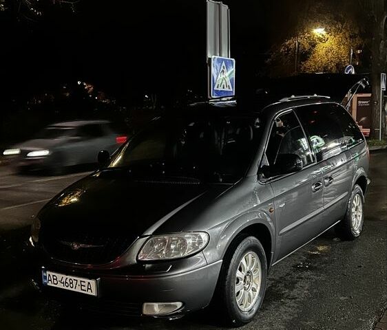 Серый Крайслер Вояджер, объемом двигателя 2.5 л и пробегом 490 тыс. км за 5300 $, фото 1 на Automoto.ua