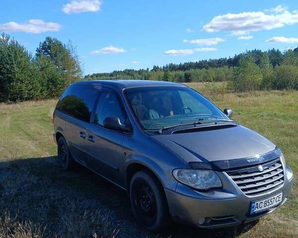 Сірий Крайслер Voyager, об'ємом двигуна 2.8 л та пробігом 400 тис. км за 5750 $, фото 1 на Automoto.ua