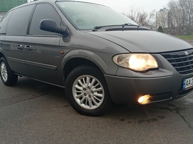 Сірий Крайслер Voyager, об'ємом двигуна 2.8 л та пробігом 355 тис. км за 5323 $, фото 1 на Automoto.ua