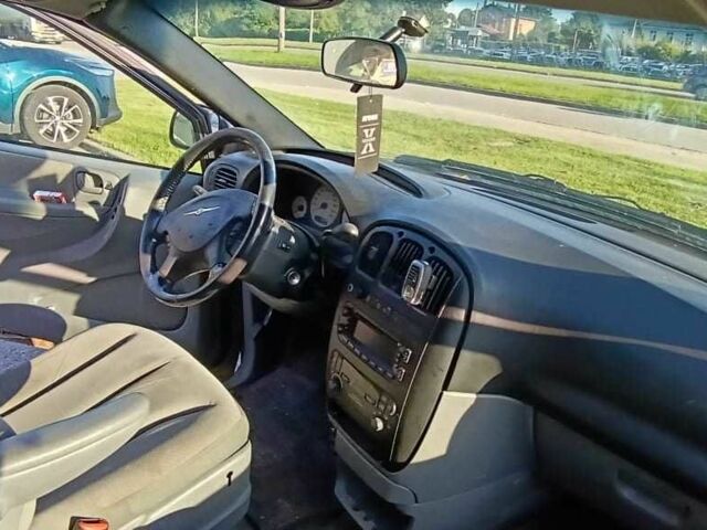 Сірий Крайслер Voyager, об'ємом двигуна 3.3 л та пробігом 300 тис. км за 1900 $, фото 1 на Automoto.ua