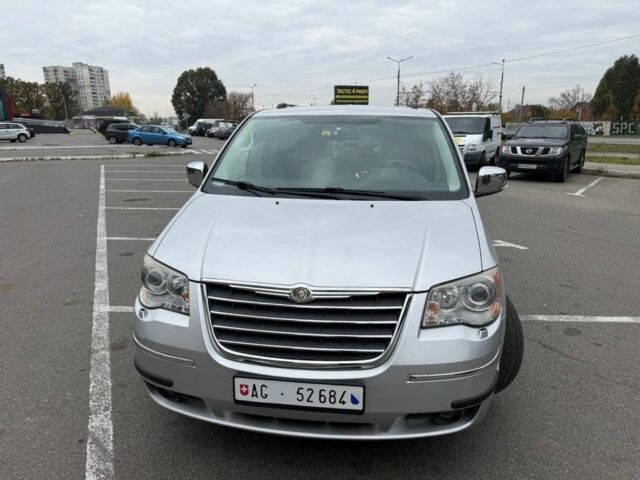 Серый Крайслер Вояджер, объемом двигателя 3.8 л и пробегом 195 тыс. км за 5000 $, фото 1 на Automoto.ua