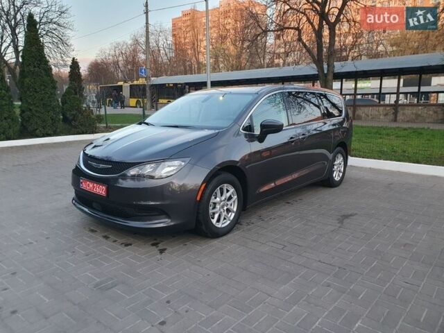 Серый Крайслер Вояджер, объемом двигателя 3.6 л и пробегом 140 тыс. км за 18999 $, фото 1 на Automoto.ua